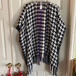 NWOT Chicos ruana wrap. One Size.